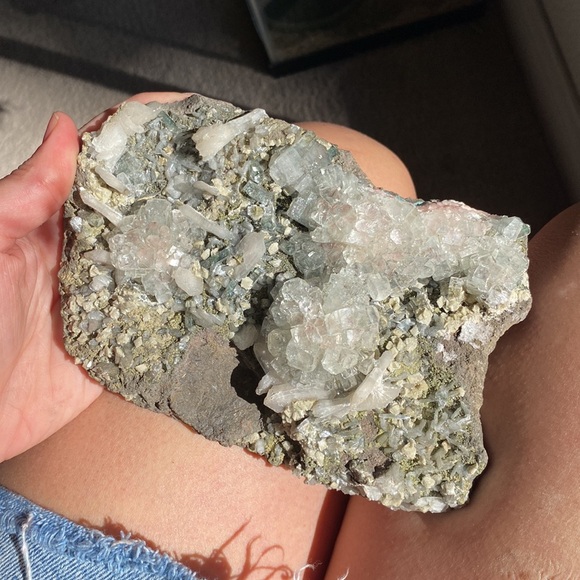 Beautiful crystal growing on matrix - Picture 3 of 11